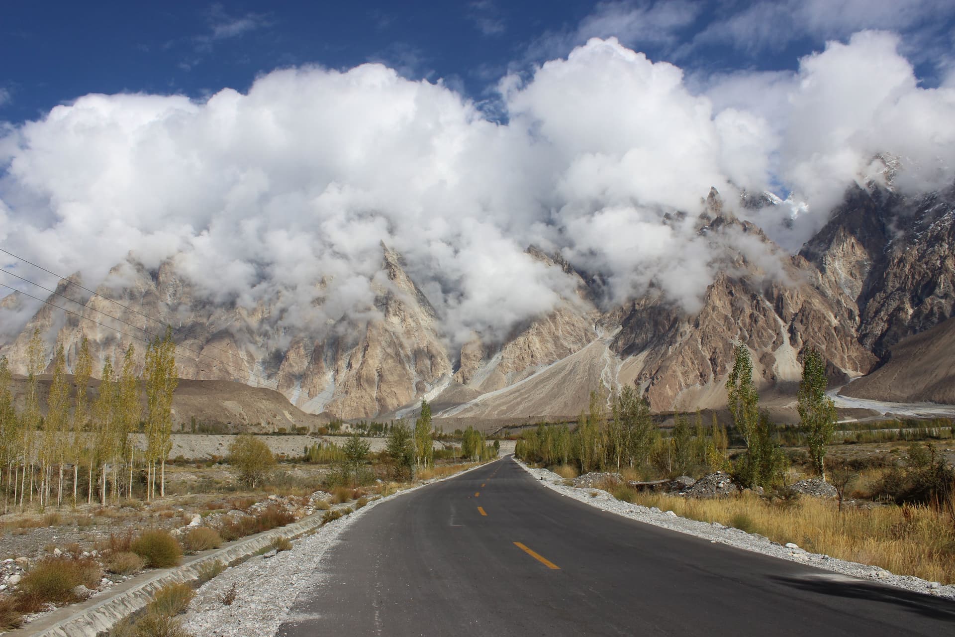 Passu_in_autumn.jpg