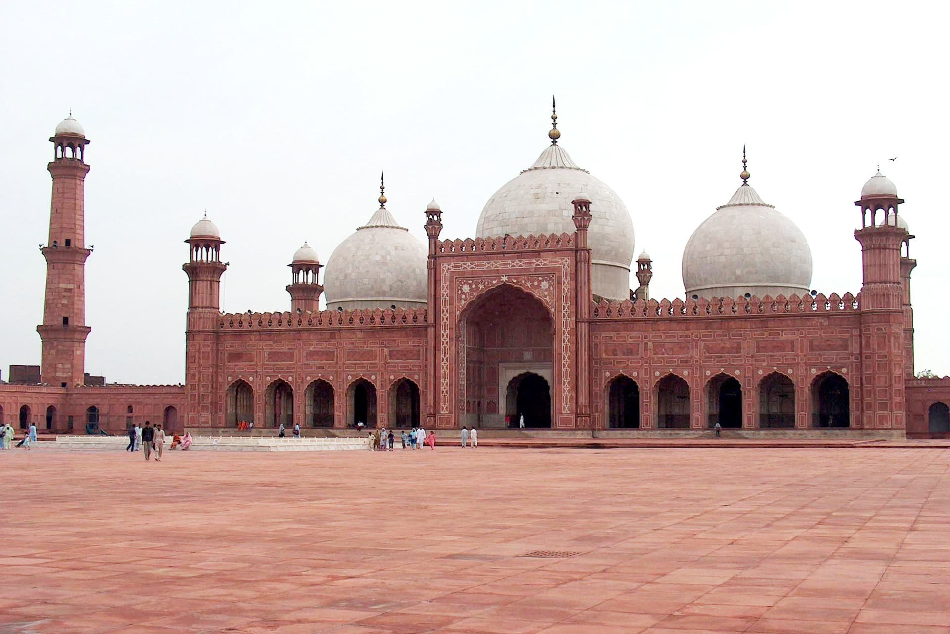Badshahi_Mosque_July_1_2005_pic32_by_Ali_Imran_(1).jpg